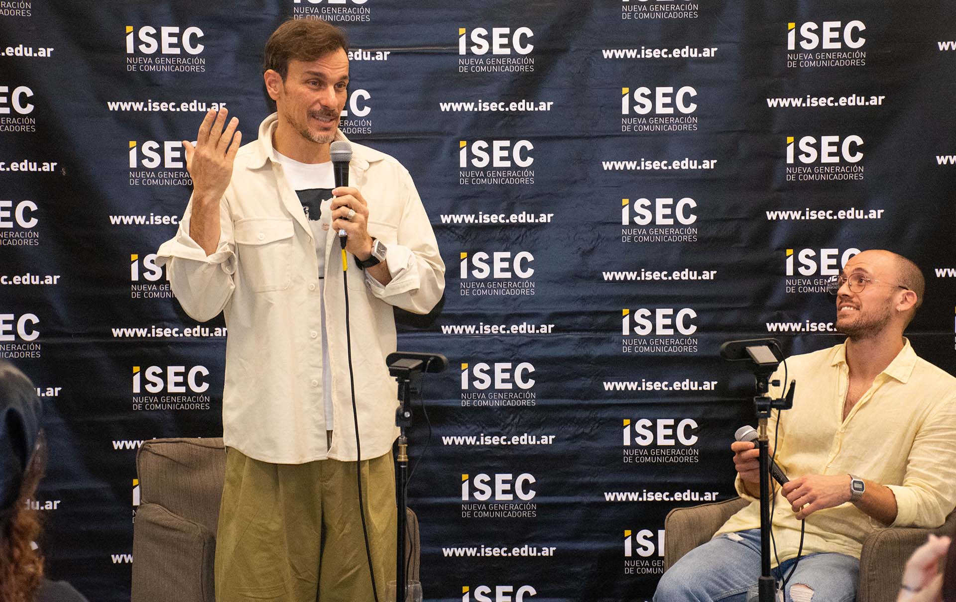 Rodrigo Pedreira en una clase con estudiantes de Actuación de ISEC