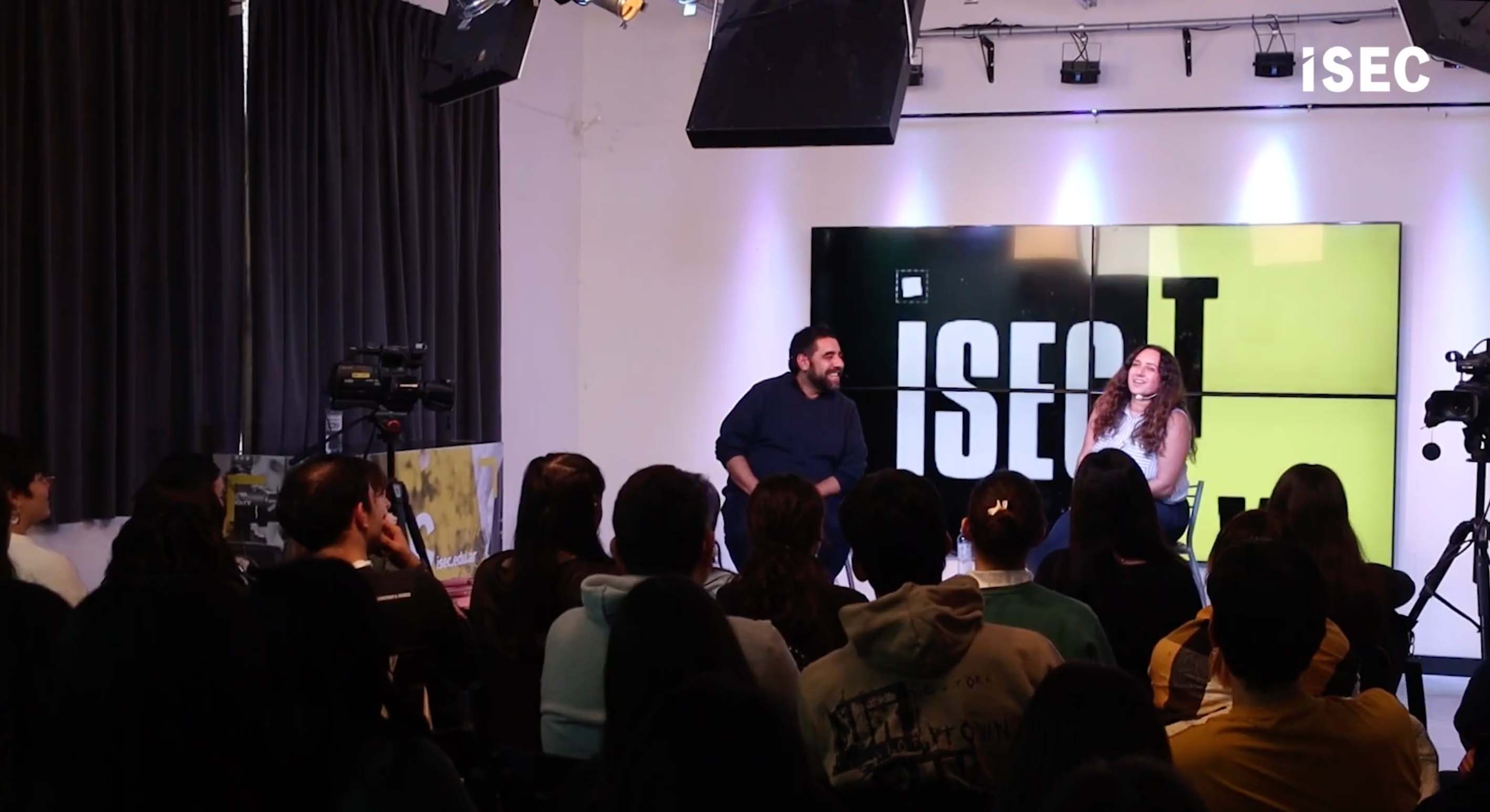 Jessi Jalife compartiendo su experiencia en ISEC