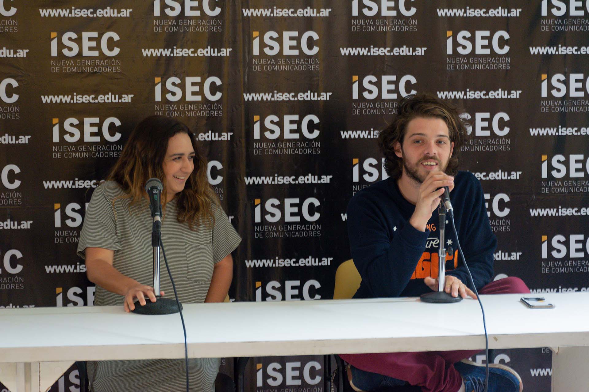 Estudiantes de ISEC durante la charla con Jessi Jalife