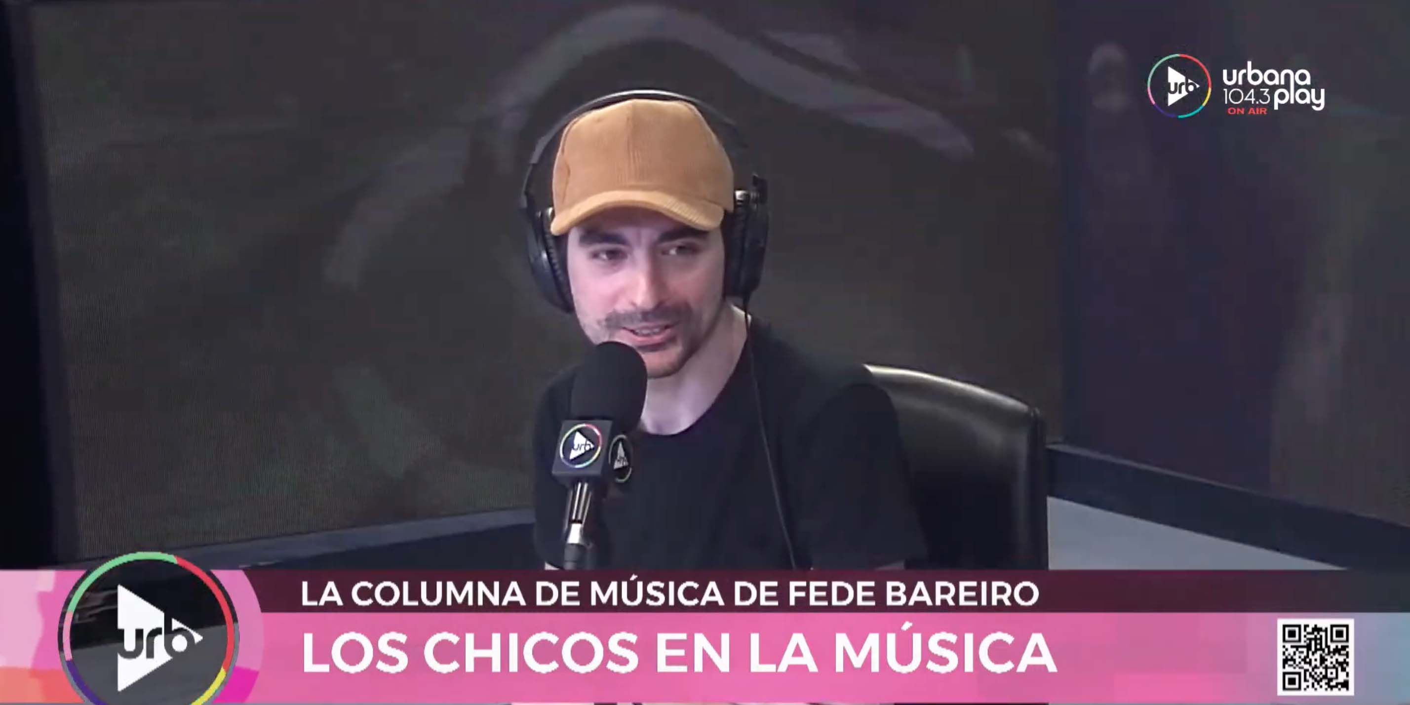 Fede Bareiro trabajando en un estudio de radio