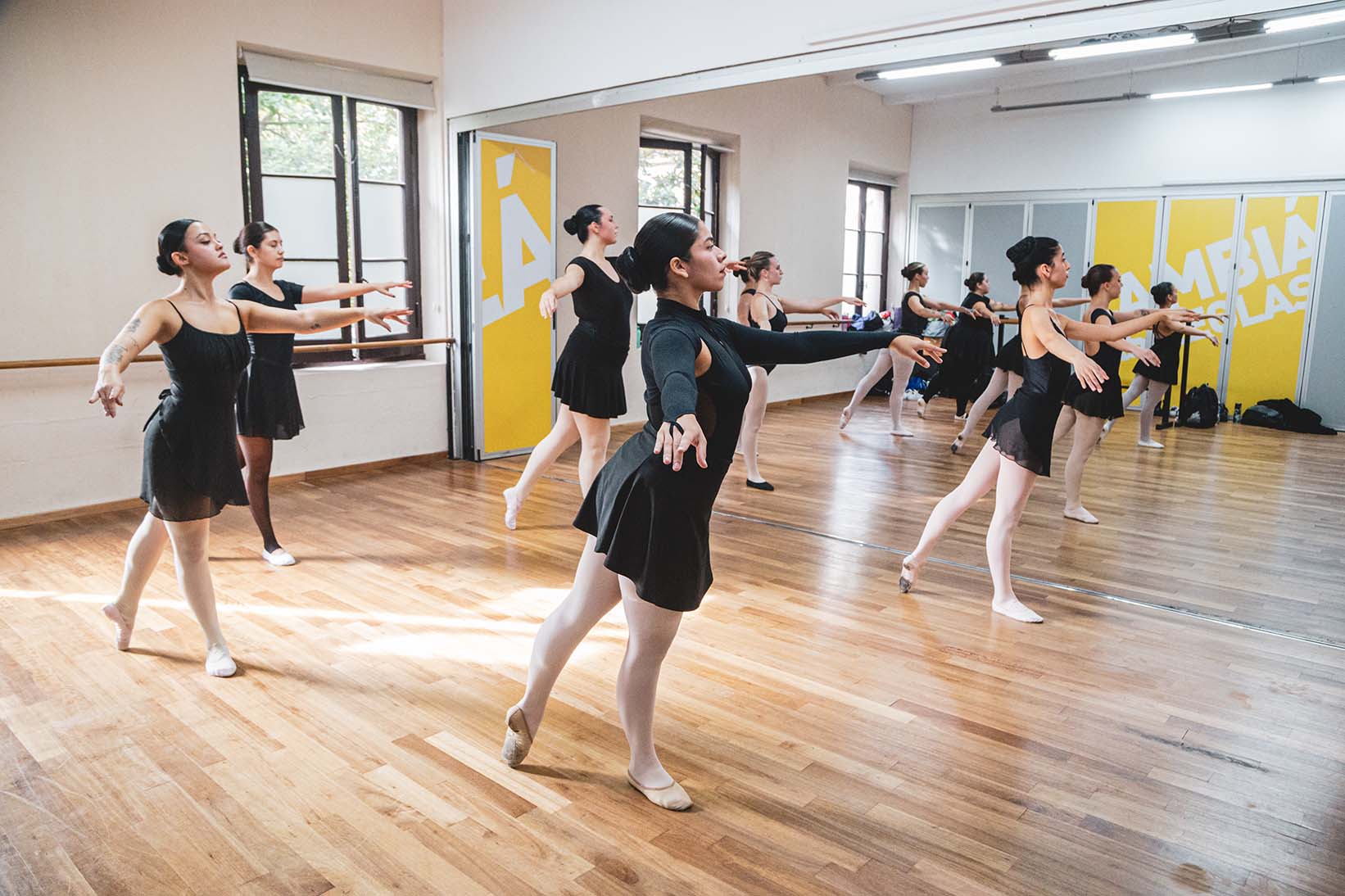Estudiantes de Danzas de ISEC durante una clase técnica