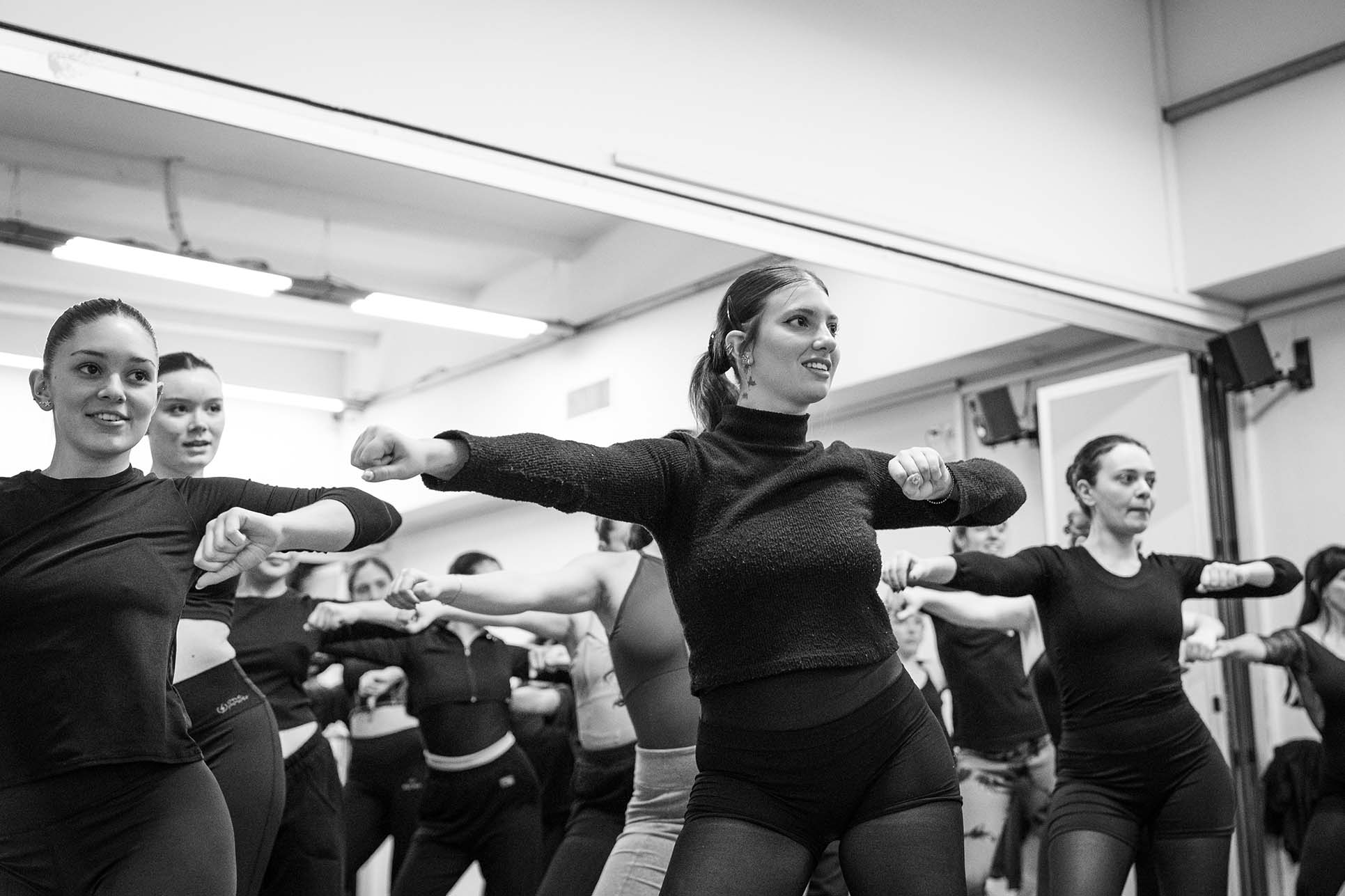 Estudiantes de Danzas de ISEC en un ensayo grupal