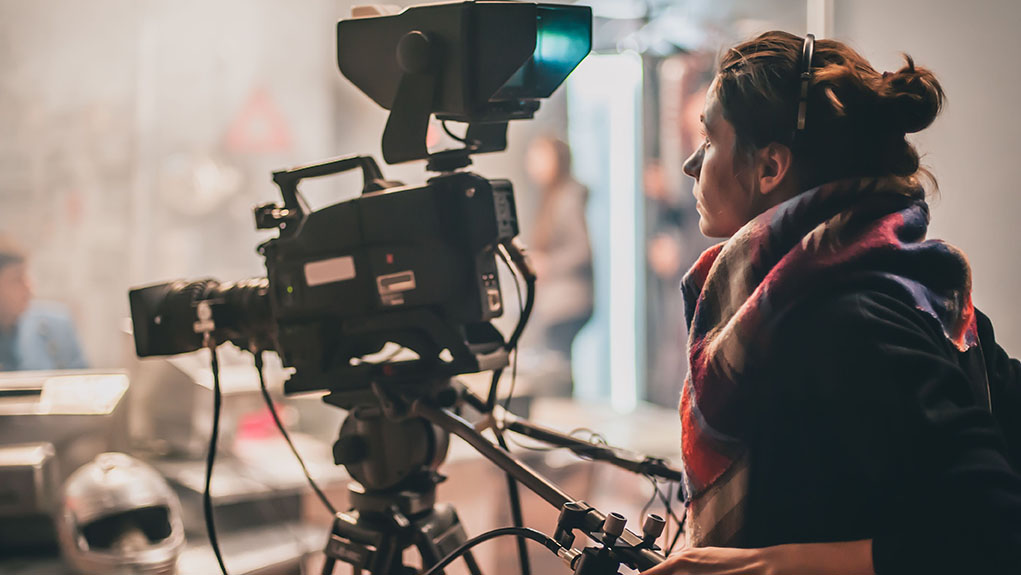 Estudiantes de Producción y Dirección Audiovisual de ISEC trabajando en un rodaje