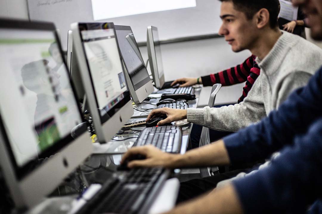 Alumnos de ISEC de diseño gráfico trabajando en laboratorio multimedia