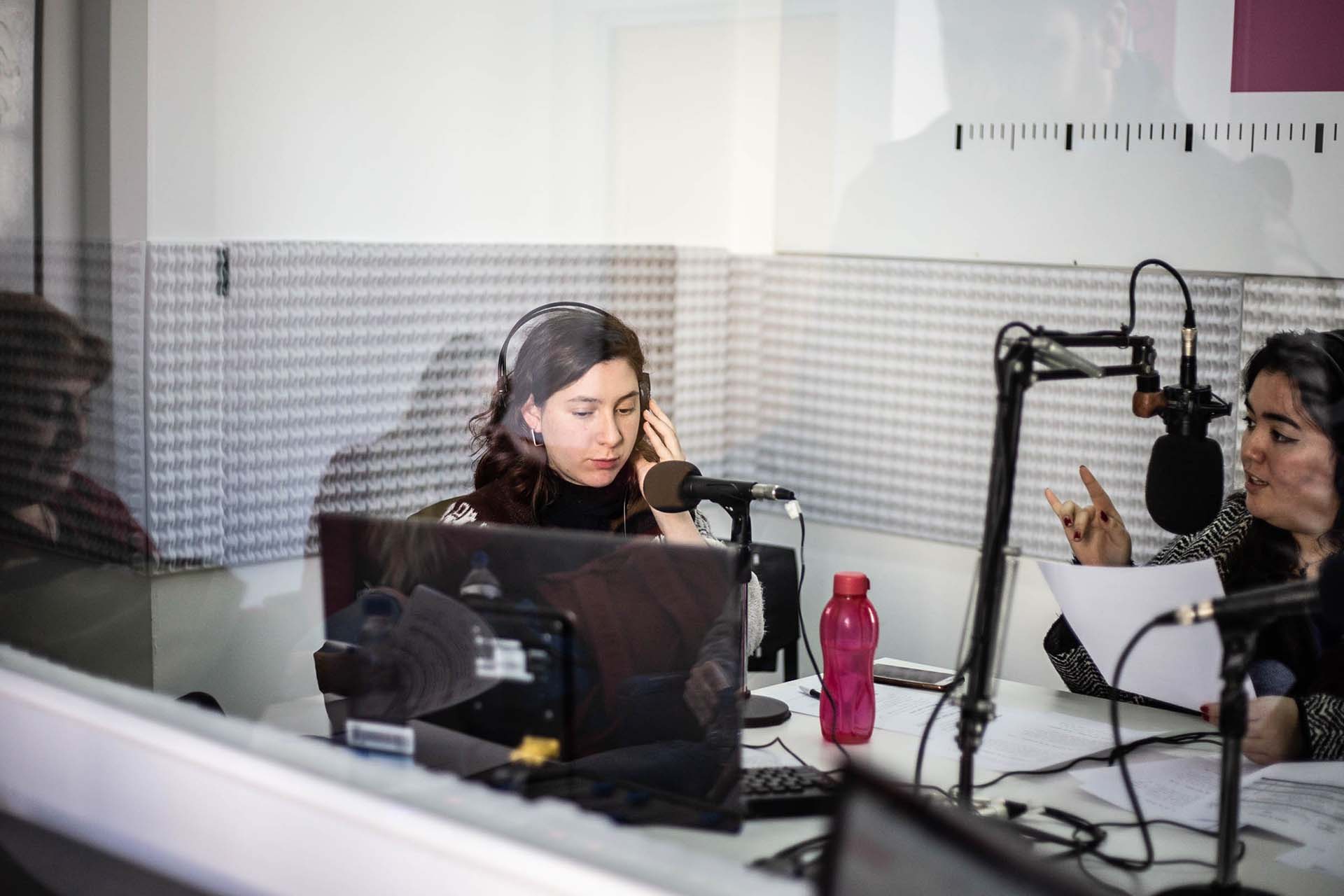 Alumnos de ISEC en una práctica en estudio de radio