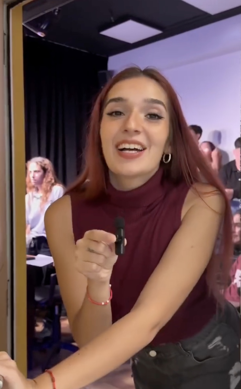 Presentadora hablando frente a cámara durante una producción de streaming