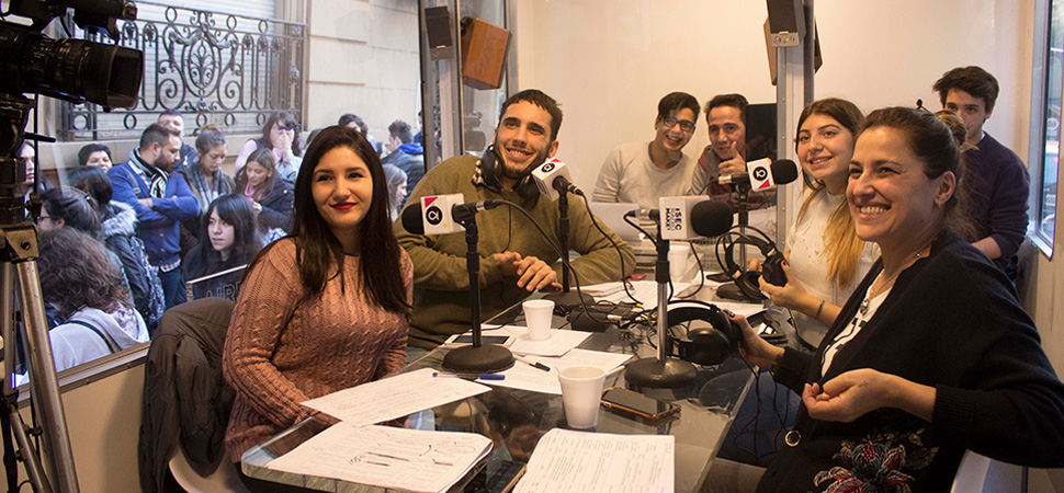 Estudiantes de la carrera de Periodismo de ISEC